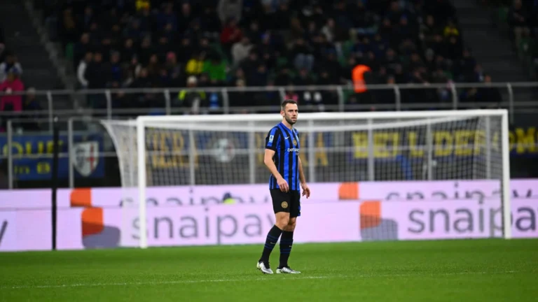 Experiência a custo zero: Benfica de olho em Stefan de Vrij